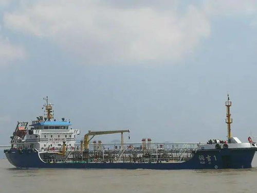 全国首创 舟山船型 首制供油船正式投运